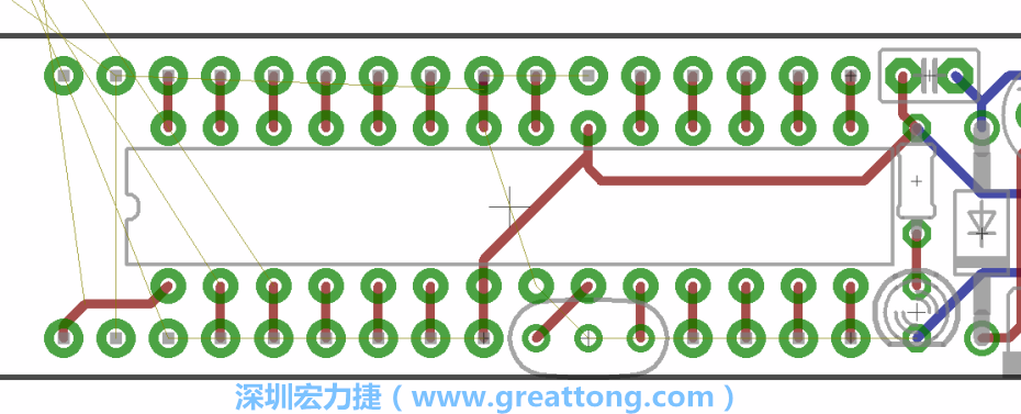 諧振器應擺放在ATmega微控制器的針腳8、9和10旁邊，在共鳴器和微控制器中間的高頻信號線應該要愈短愈好，此外，其它的信號線應該要遠離這個區域且配置在諧振器的下方，這樣做是為了防止不必要的無線電波干擾。